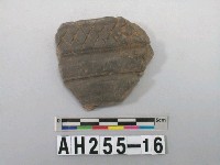藏品(黑色泥質陶口緣殘件)的圖片